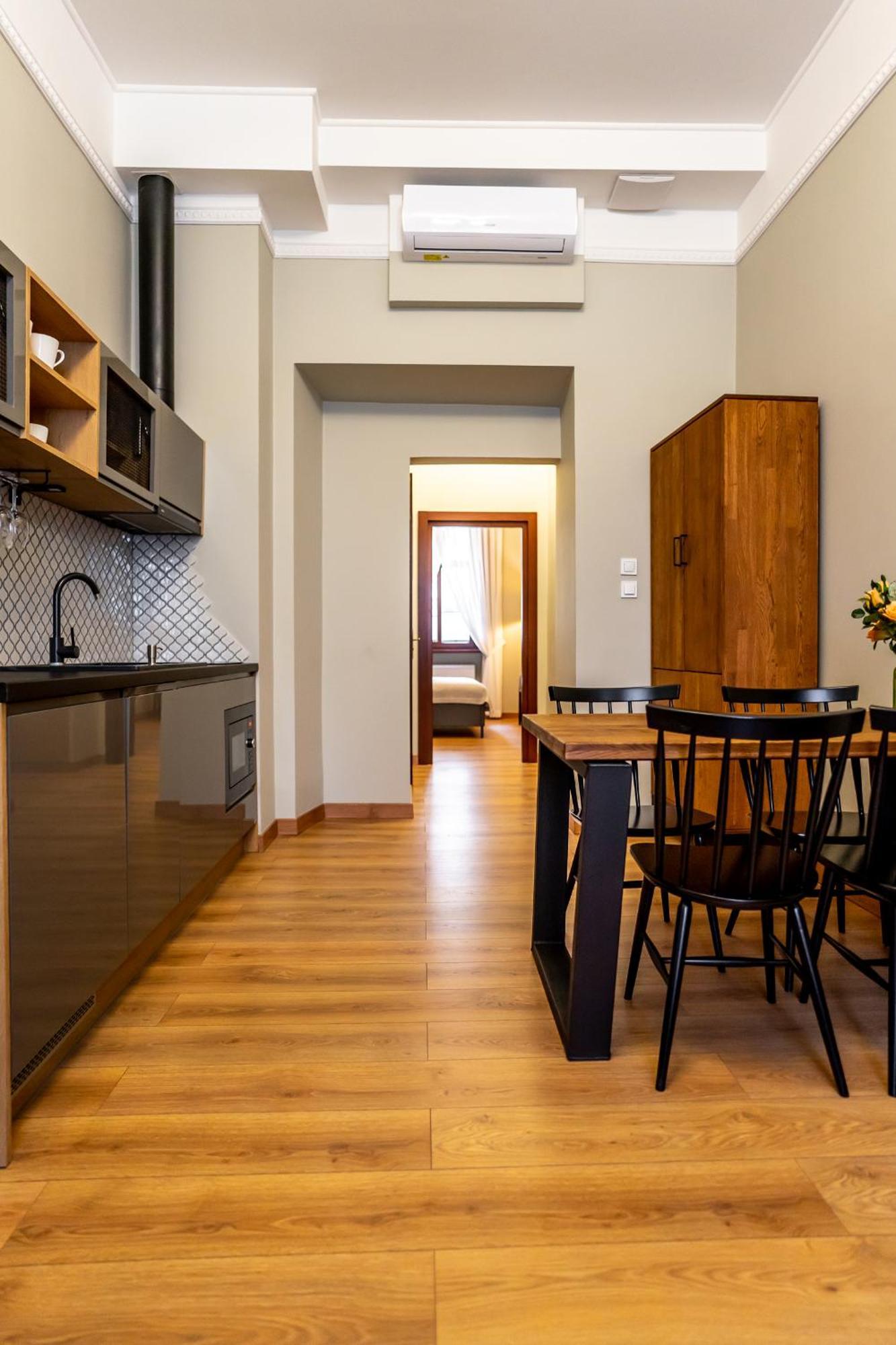 Old Town Ac Apartments Main Raiway Station 크라쿠프 외부 사진